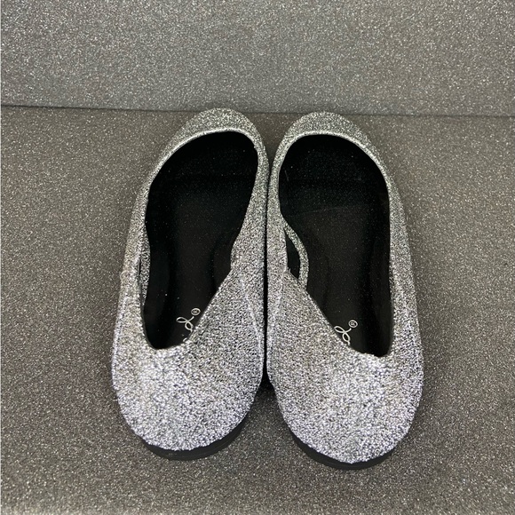 Qupid Women’s Moby-22 Pewter Stretch Lurex Flats Size‎ 8.5 (W56)
New in box - Picture 6 of 7